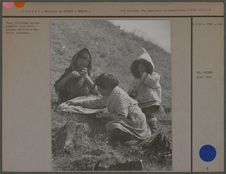 Deux fillettes accompagnées d'un petit garçon