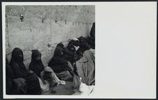 Femmes nomades rassemblées le long des murs pour l'entrée du Résident