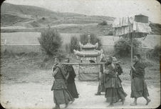 Procession des Lamas pour le transport des livres acrées du monastère