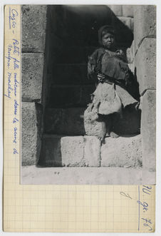 Petite fille indienne dans les ruines de Tampu Machay