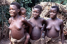 Pygmée [femmes et enfant]