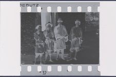 Groupe devant la porte du temple lamaïque de Lakonra