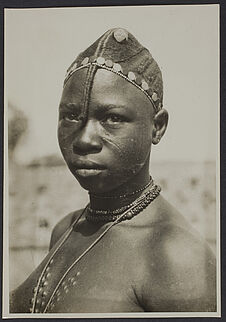 Coiffure (boussanse) de femme non mariée, Bam, Ouahigouya, Haute Volta