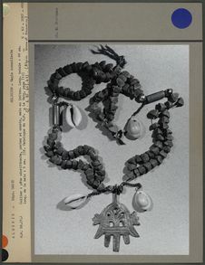 Collier, pâte odoriférante, perles et cauris, main en laiton