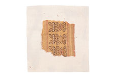 Fragment de tissu à décor anthropomorphe. Fond beige marron