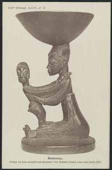 Dahomey - Coupe en bois sculpté représentant une femme jouant avec une petite…