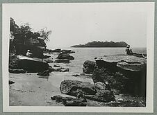 Ream. Rochers au bord de la mer