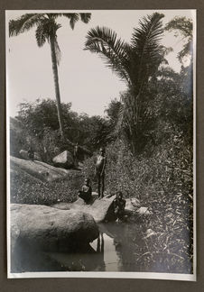 Savé (Dahomey), la baignade au ruisseau