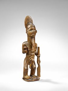 Statuette de chasseur avec coiffe en cimier et longue barbe