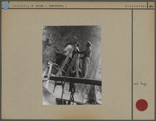L'Abbé Breuil sur un échafaudage de 3 étages, copiant les peintures rupestres de…