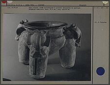 Vase tripode, pieds à grelots, céramique brun noir