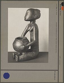 Statuette représentant une femme assise tenant un vase