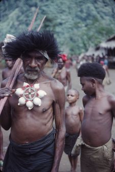 Golf Huon, Tami Guou, Watut [Homme paré avec un collier]