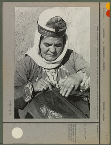 Femme fabriquant la lisière d'un "kholat"