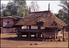 Maison commune au centre du village