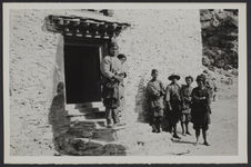 Groupe de tibétains et tibéto-loutzen devant la porte du petit temple de…