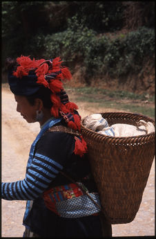 Femme Hmong portant sa hotte à bretelles