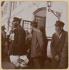 En voyage de Potchaïeff à Kief, à la gare quelques uns des juifs