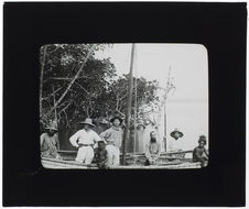 Nouvelle-Guinée [hommes sur un bateau]