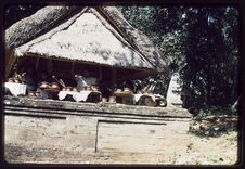 Les pots à eau lustrale et des paquets de feuilles, dont lanang