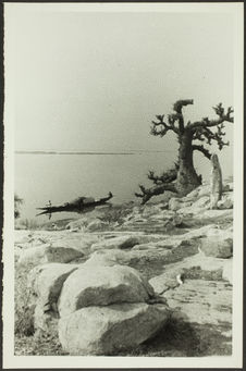 La pierre levée de Gourao, près du village Marka, vue sur le lac Débo
