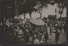Défilé du cortège royal de S.M. Monivong près du pont de Verneville à Phnom Penh