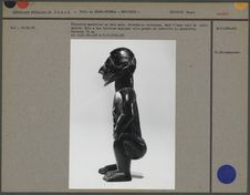 Statuette masculine en bois noir