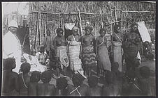 Sans titre [concours de beauté à Tsiombé, en 1901, extrême-sud de Madagascar. A…
