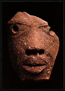 Fragment d'une tête en terre cuite, provenant de fouilles