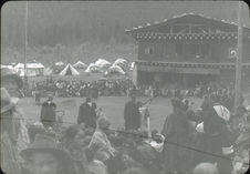 Paysans tibétains venus assiter à des danses rituelles