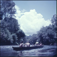 Sans titre [pirogue remontant le fleuve Mahakam]