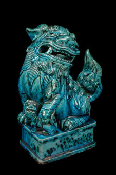 Lionne de Fô avec son lionceau, sur socle rectangulaire, faïence bleue