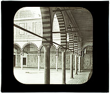 Kairouan. La mosquée du Barbier. Une galerie et la cour