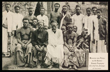 Mission des pères du Saint-Esprit. Congo Français. Un chef du Loango et sa cour