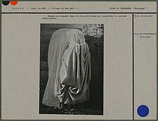 Femmes se drapant dans la pièce de tissu