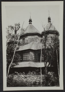 Bukovine. Chez les Hutsul. Eglise en bois