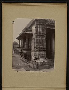 Ahmedabad, pilier et balcons sculptés à la mosquée de Rani-Sikri [Rani-Sipri]