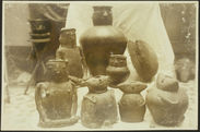 Sans titre [six figurines anthropomorphes et deux vases]