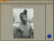 Homme portant un turban de soie et des colliers