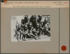 Groupe d'enfants Mangbetu aux crânes déformés
