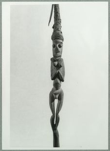Vanuatu. S. Malekula [détail d'une arme en bois à manche sculpté ?]