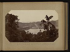 Vue de Kandy prise de la route au dessus du lac - (Kitoul palm) palmier