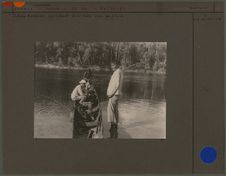 Indiens Katukinos approchant de la rive