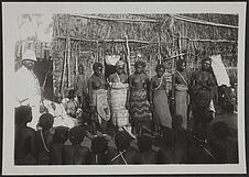 Concours de beauté à Tsiombé, en 1901, extrême-sud de Madagascar. A gauche, le…