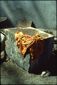 Tissu avec nœuds teint