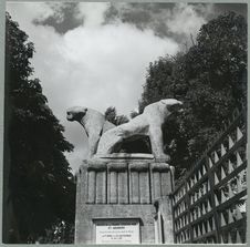 Paris. Porte Dorée. Deux lions à l'entrée du musée de la France…