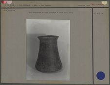 Vase en terre cuite noire, tronc conique, archaïque