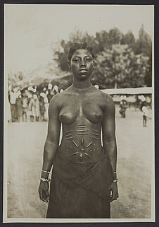 Femme présentant son ventre scarifié - Race adja, Kinkinhoué, Parahoué, Athiémé,…