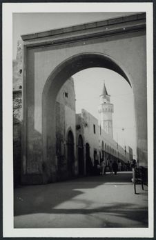 La rue principale de Tripoli et son nouvel arc d'entrée