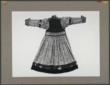 Robe en soie chinoise, portée par les femmes Bouriates